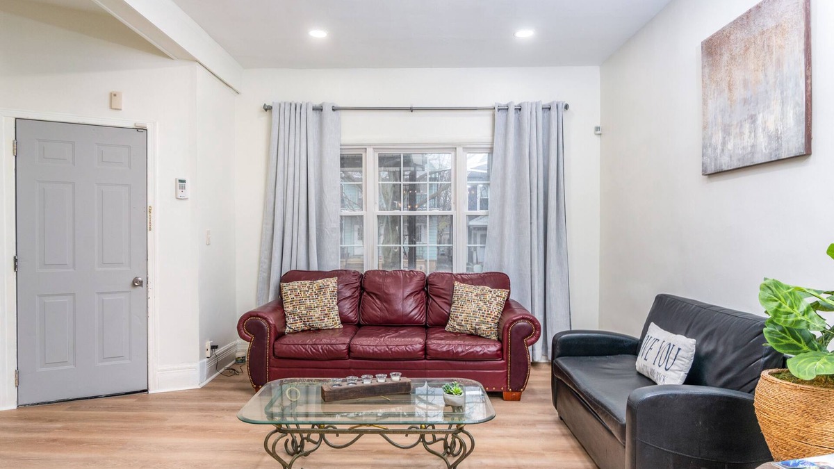 Front Park Apartment | Classic Buffalo Apt. Close to Downtown and Elmwood