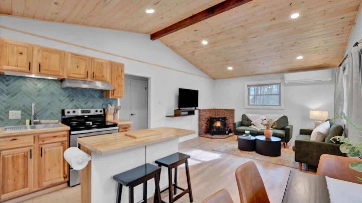 Locust Lake Village Cabin | Classic Cabin | Lake Access | Hot Tub
