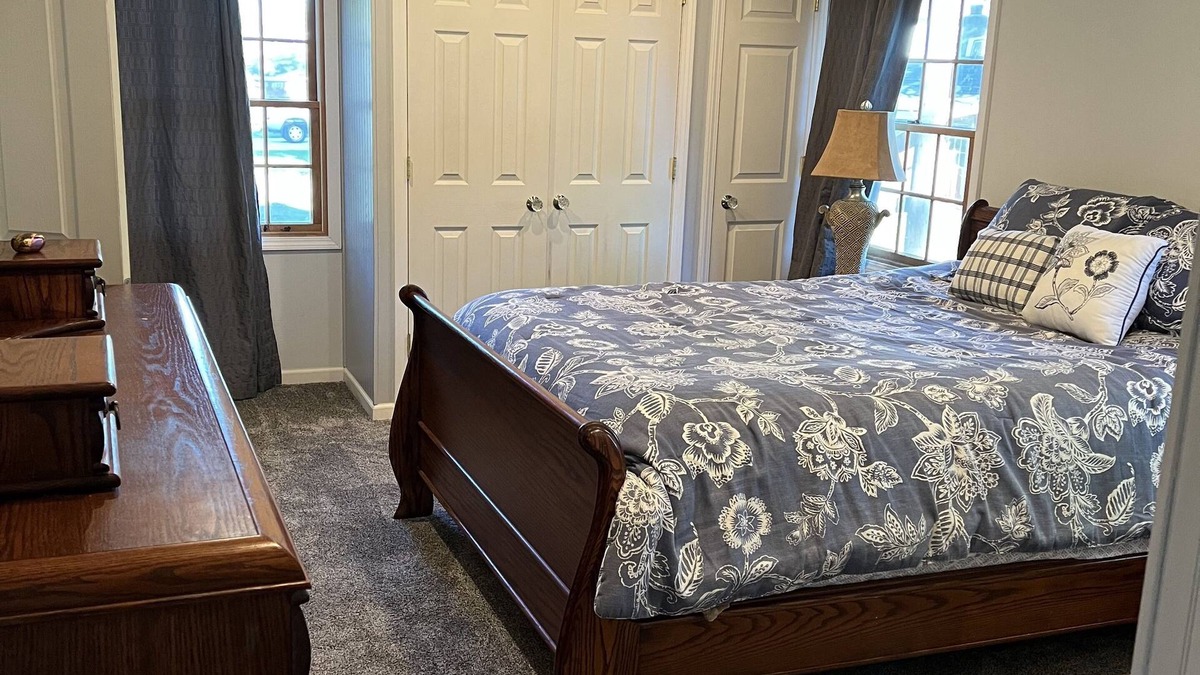 Orleans House | Classic Cabin Retreat! A block away from Big Spirit, boat ramp & public park!