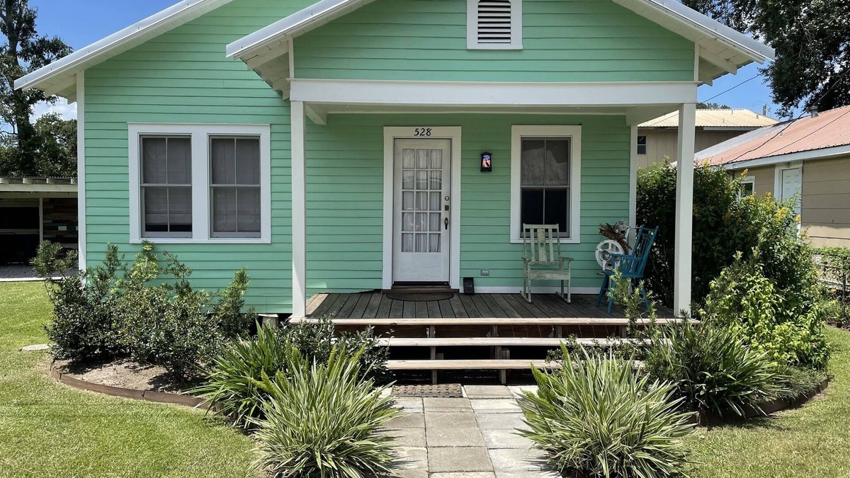 Breaux Bridge Cottage | Classic Cajun Cottage on Bayou Teche - 1 & 1/2 miles from Downtown Breaux Bridge