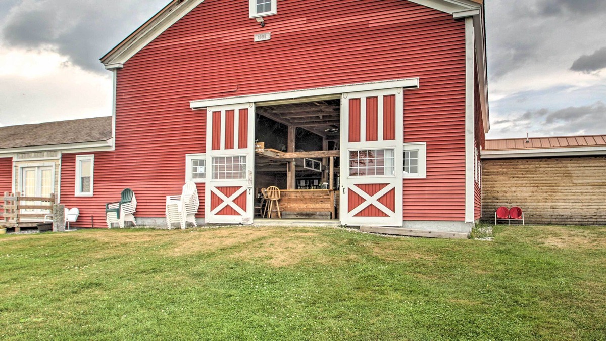 Greene House | Classic Cape-Style Farmhouse on 550-Acre Vineyard!