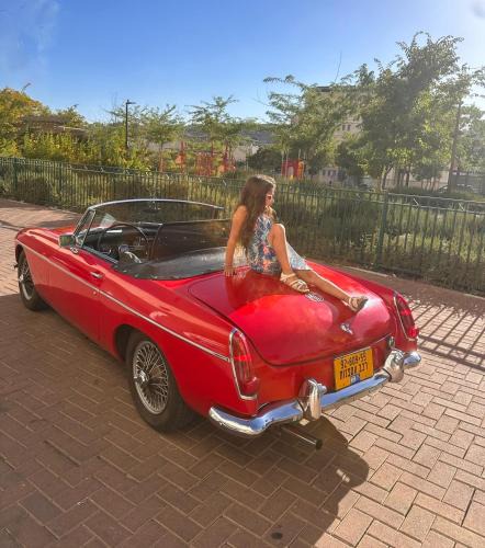 Jerusalem Boat Rental | Classic car tour