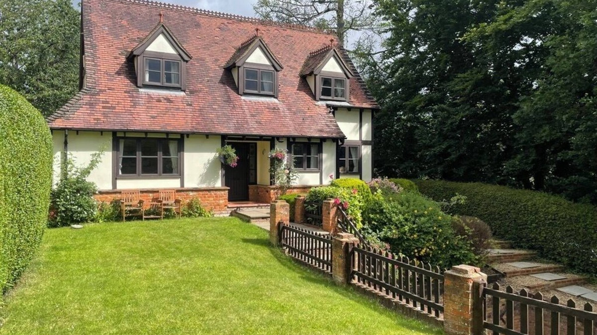 Wooburn Moor House | Classic Chilterns Cottage in lovely countrysiden