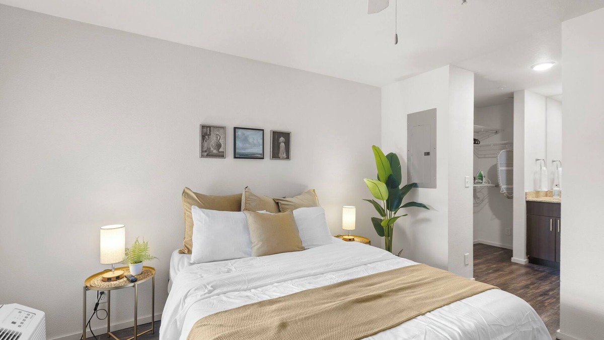 Prairie Village Apartment | Classic Corner Queen BD No Stairs Fast WiFi Parking