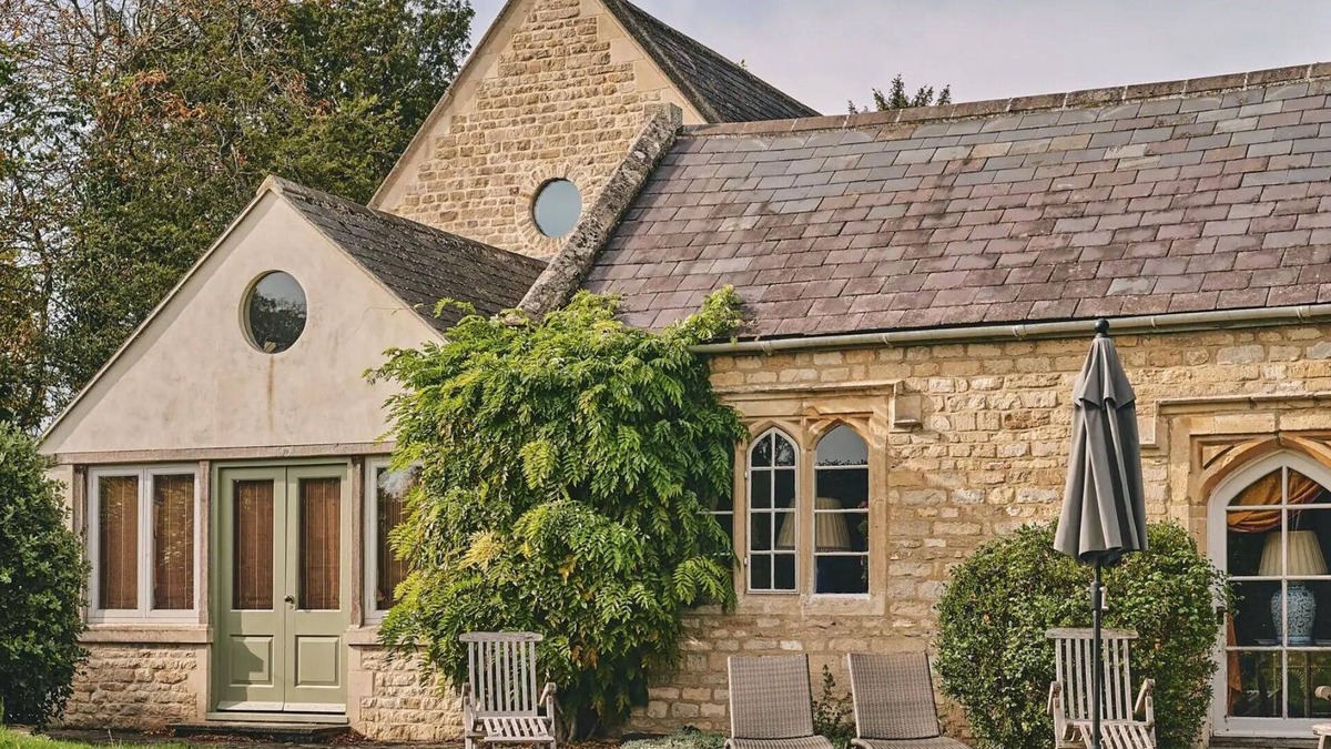 Lechlade House | Classic Cotswold Home in Little Faringdon nr Burford dog friendly