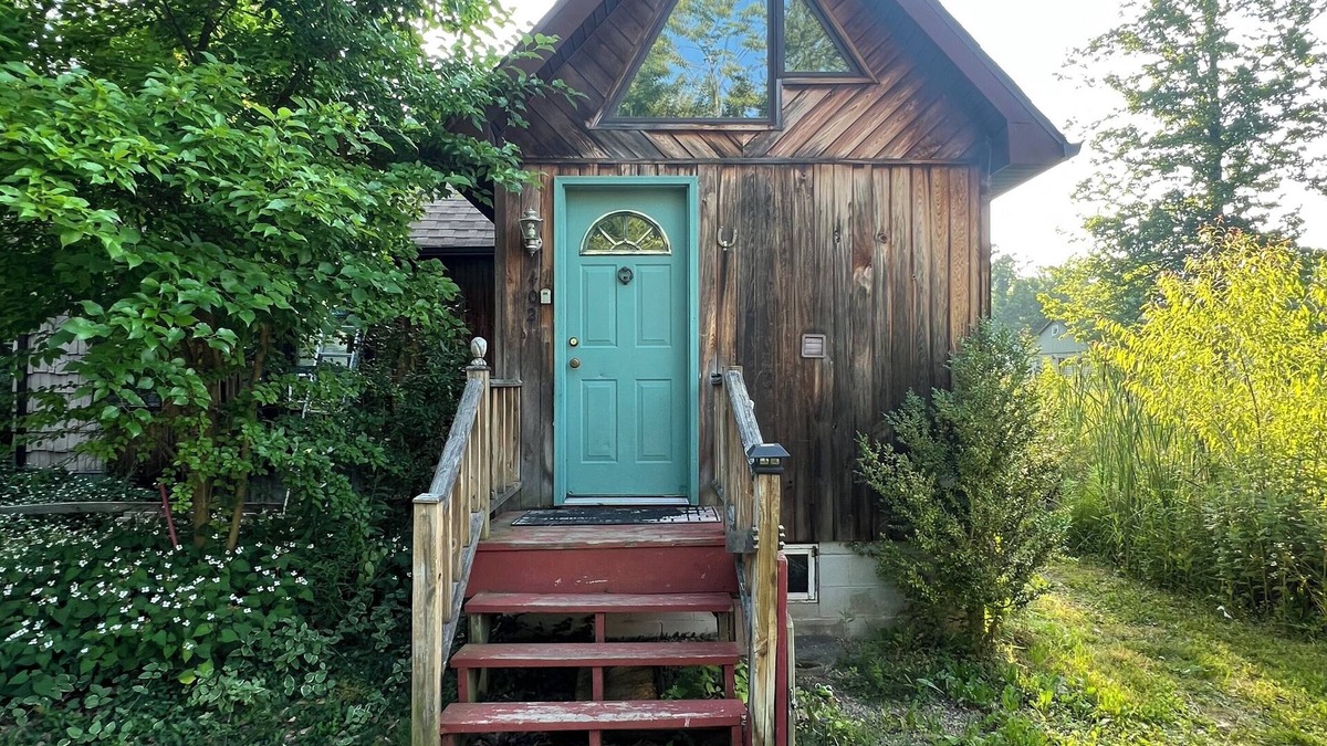 Lake Erie Beach Cottage | Classic cottage country, a short stroll to the beach!