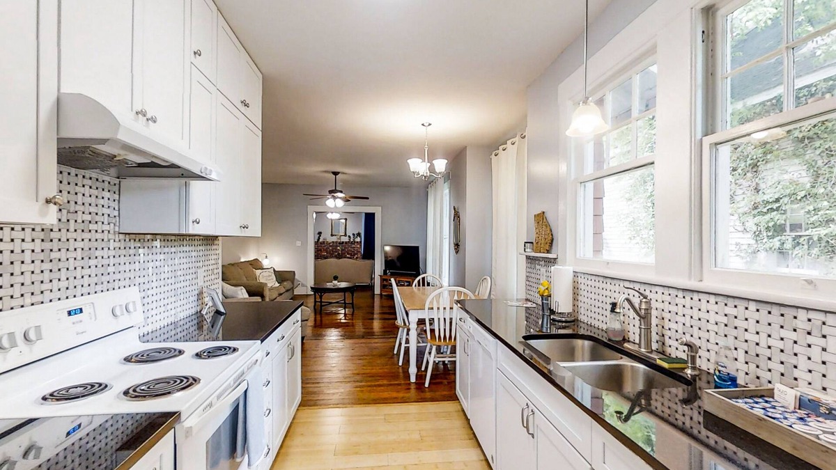 Americus House | Classic cottage with large yard, fast WiFi, washer/dryer, & central AC