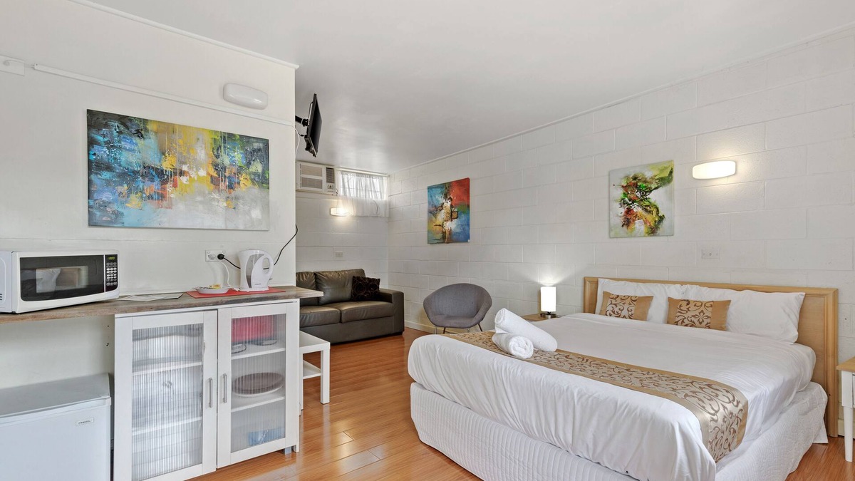 Strathmerton Hotel | Classic Country Motel Room near Murray