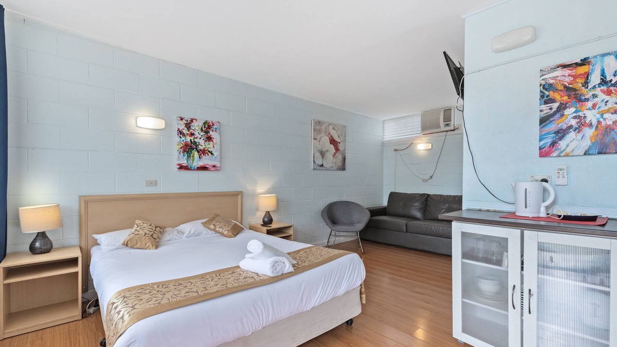 Strathmerton House | Classic Country Motel Room near Murray, Pet Friendly
