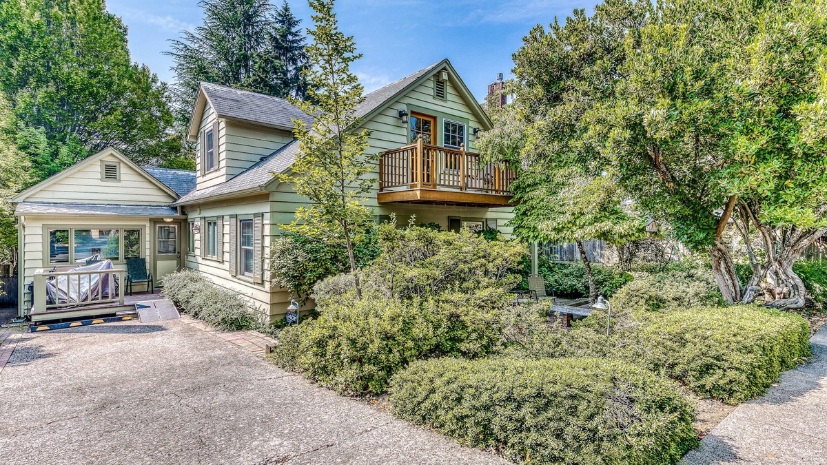 Amazon House | Classic, Dog-Friendly Home w/Free WiFi, a Washer/Dryer, & Enclosed Backyard