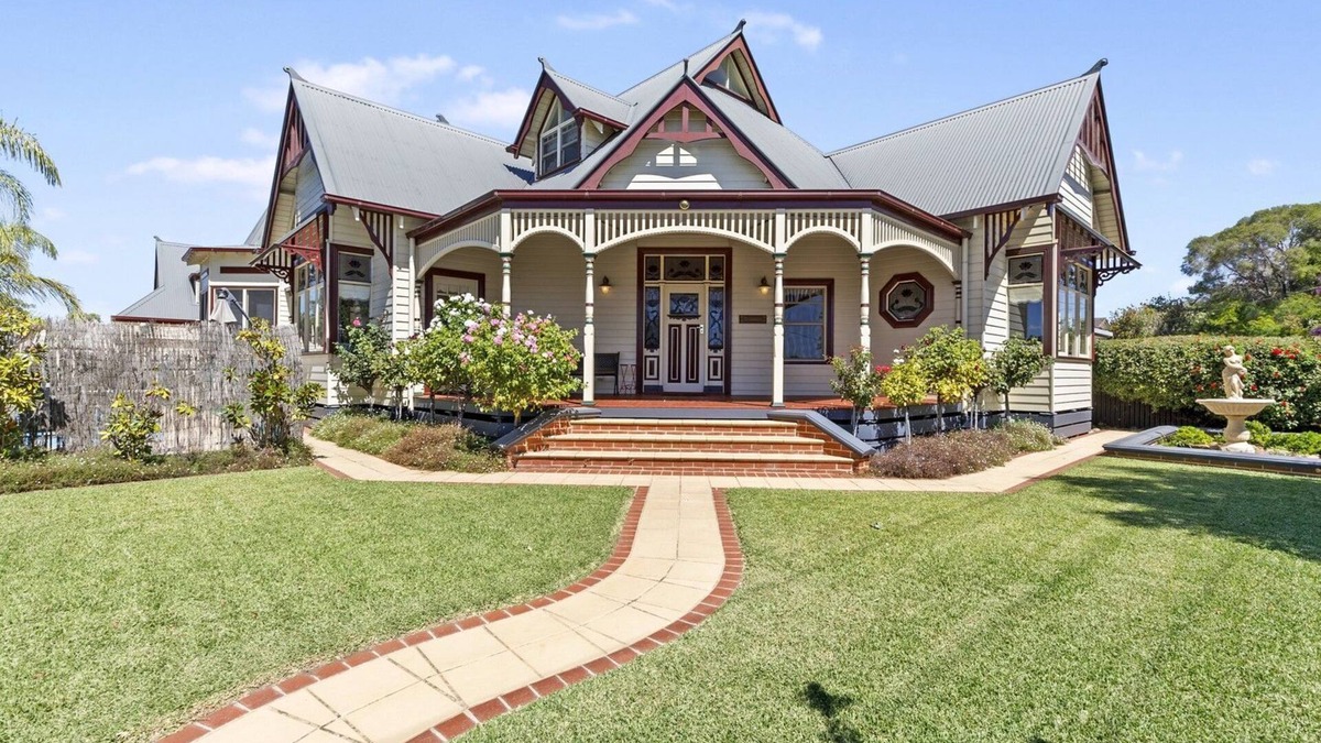 Yarrawonga House | Classic Federation House close to Town & Lake