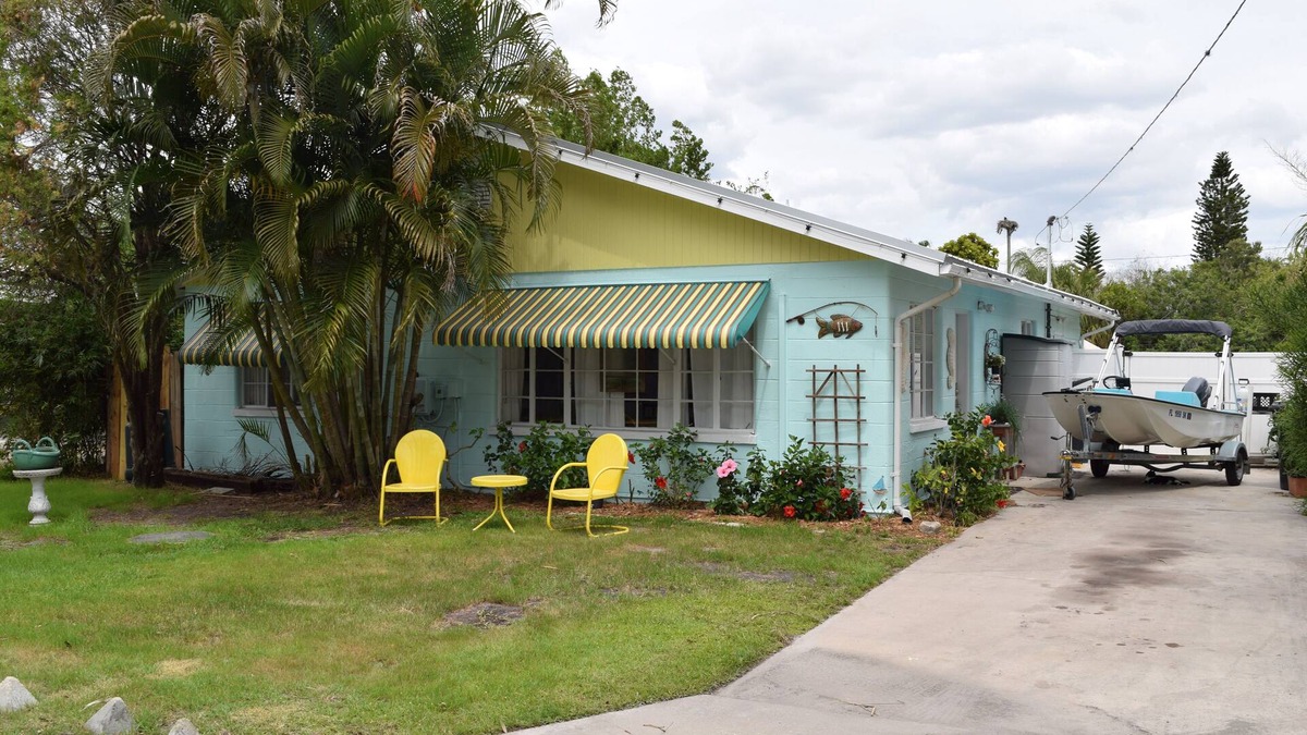 Ruskin House | Classic fishing cabin with free kayaks/boats!Close to beach! Dock your boat n/c!
