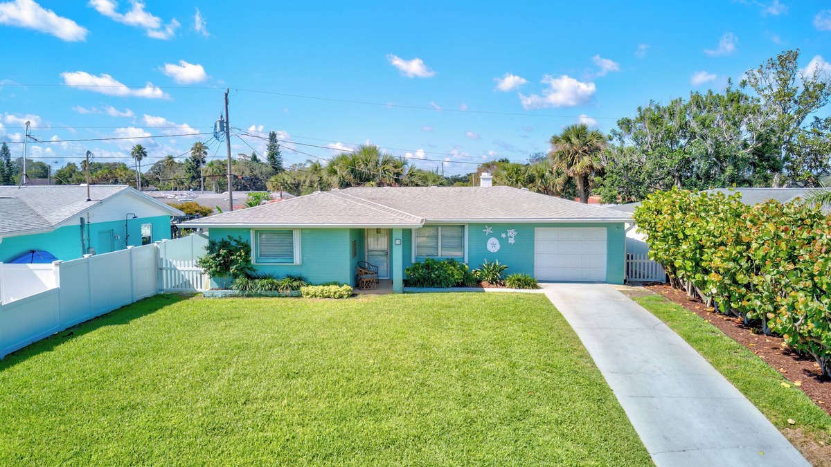 Ormond-by-the-Sea House | Classic Florida home 5 min walk to the beach.comfortable, peaceful and relaxing