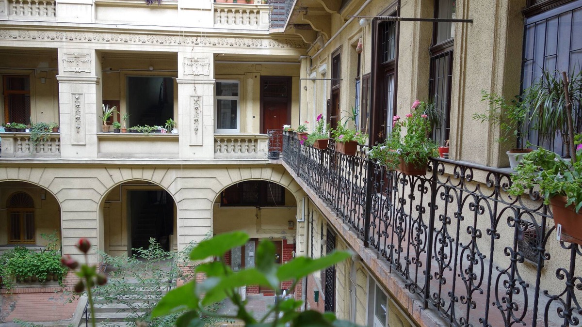 Terezvaros Apartment | Classic house, contemporary apartment!