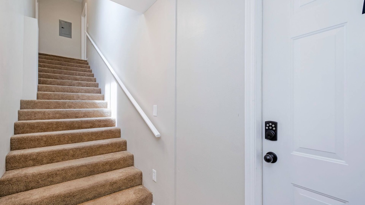 Mid-Wilshire Apartment | Classic LA Miracle Mile Apartment