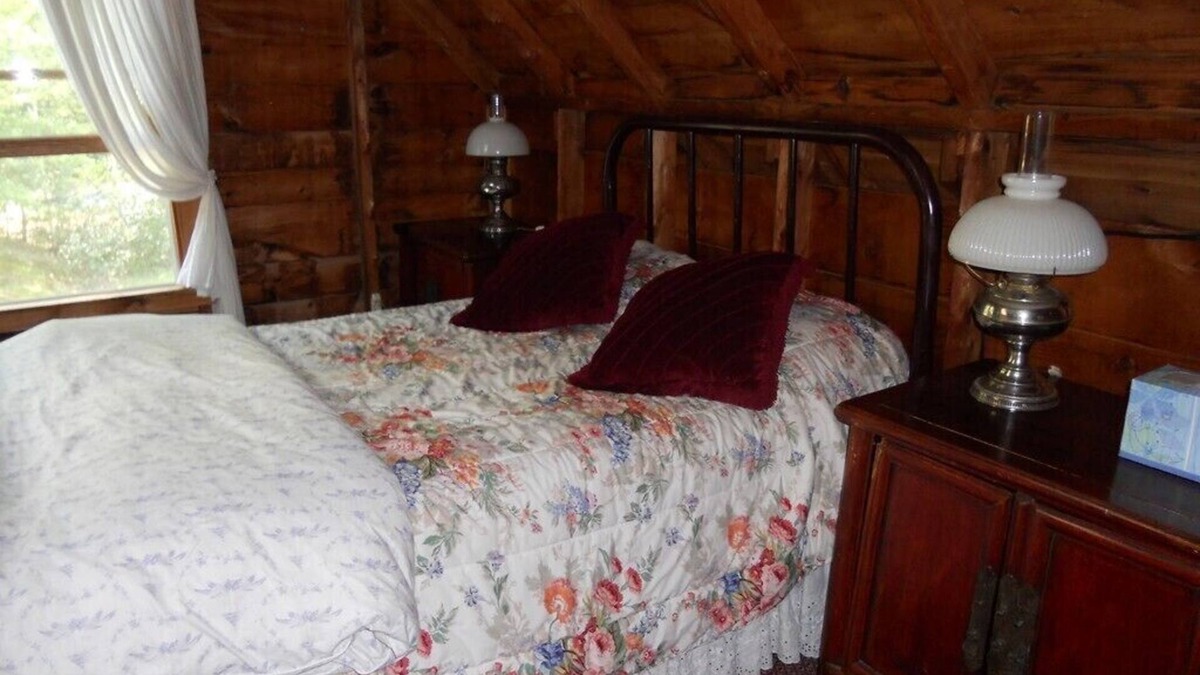 Sumner Cottage | Classic Lakeside Maine Cottage