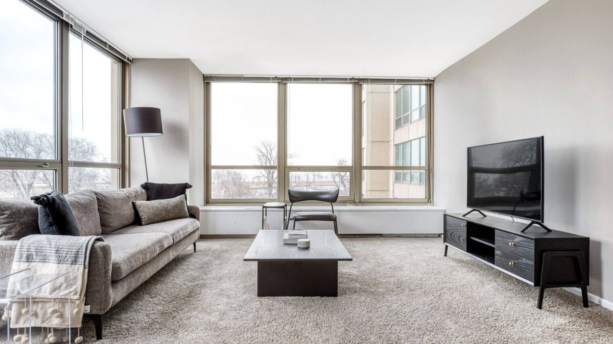 Lake View East Apartment | Classic Lakeview 2BR w/Deck, Pool & Gym, nr Lincoln Park, by Blueground