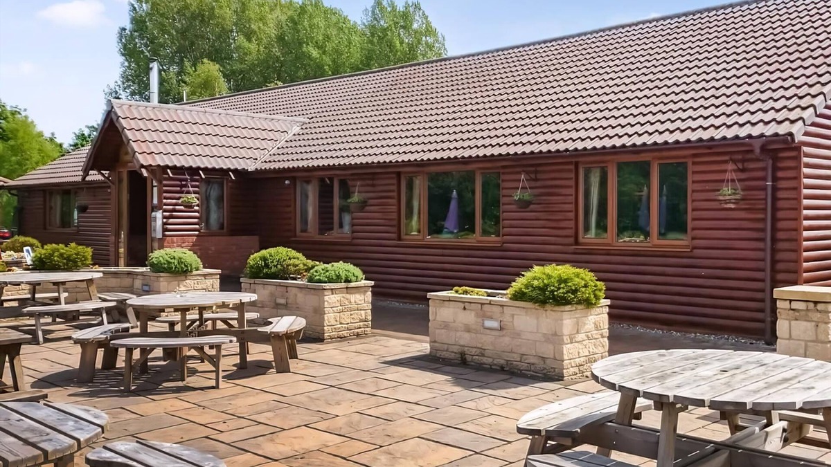 Ancaster Ski Chalet | Classic Lakeview Lodge 6