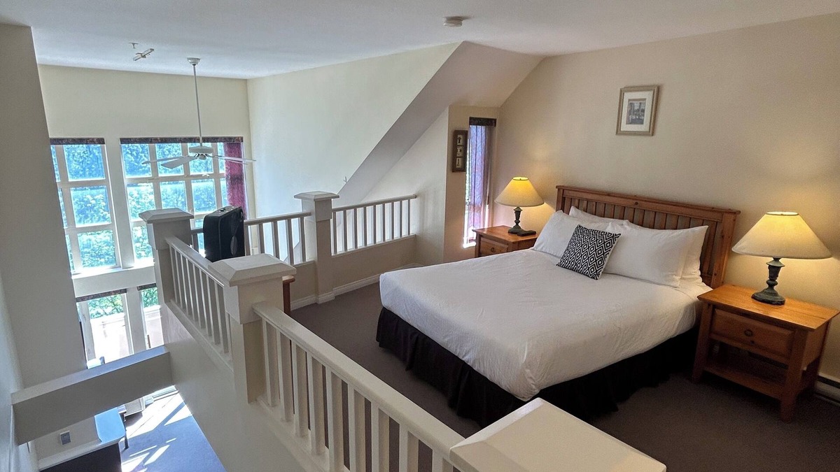 Quail Ridge Apartment | Classic Loft With Golf Course View - 309