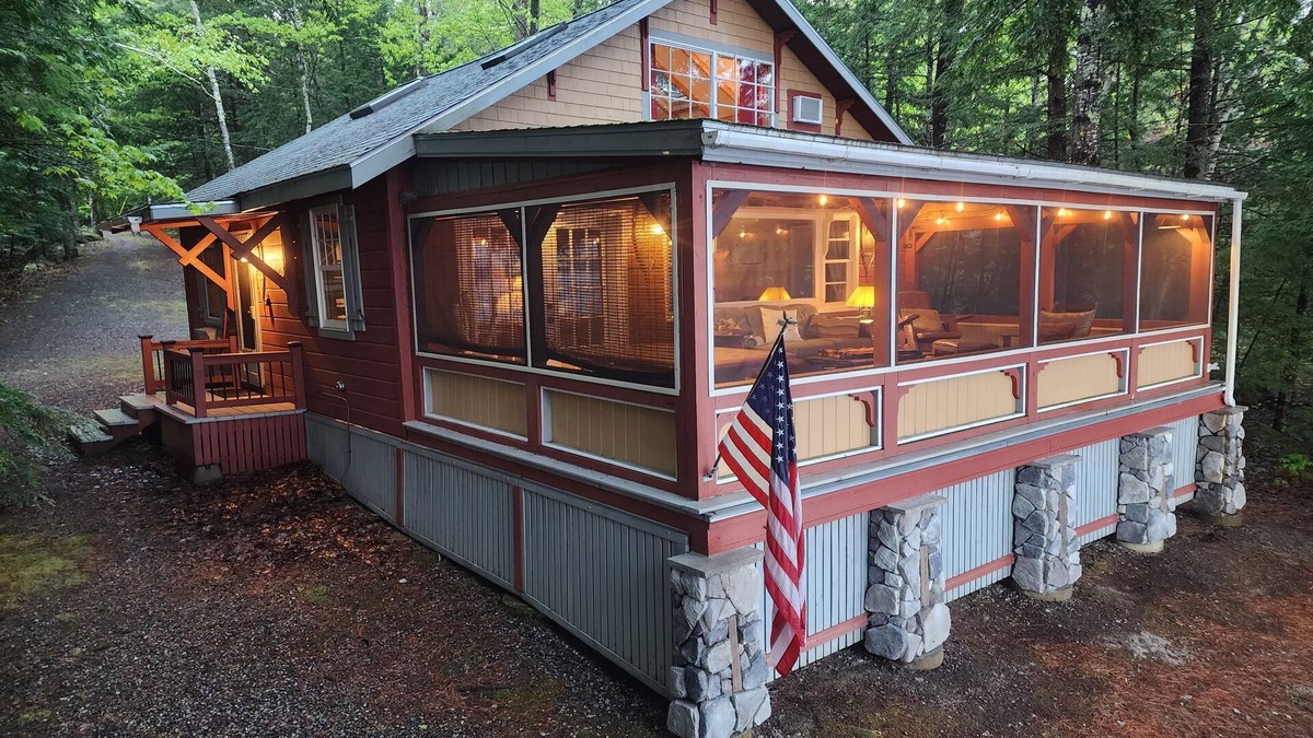 Mount Vernon Cabin | Classic Maine Lake Cottage, 25ft from lake shore!