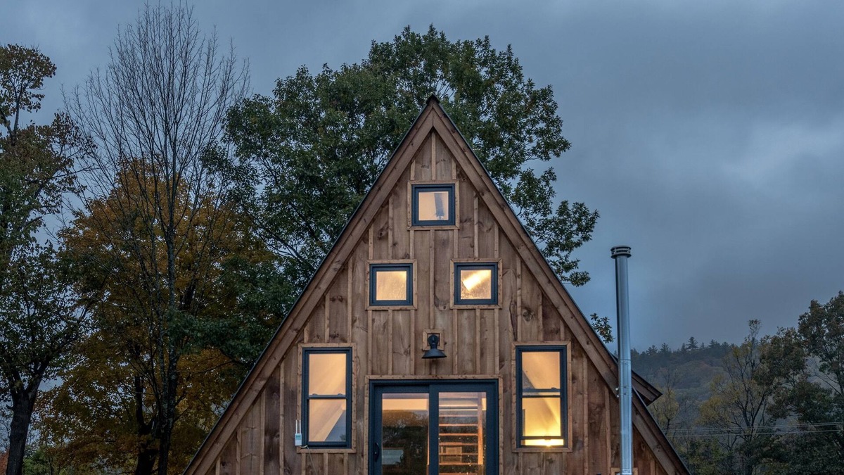 Rumney Cabin | Classic New England Cabin with hot tub, mountains, and river