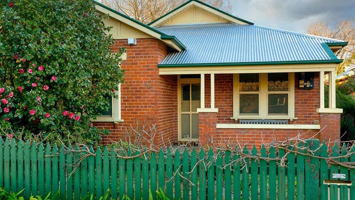 Albury House | Classic on George- clean, comfortable and pet friendly! - Classic heritage home with four bedrooms