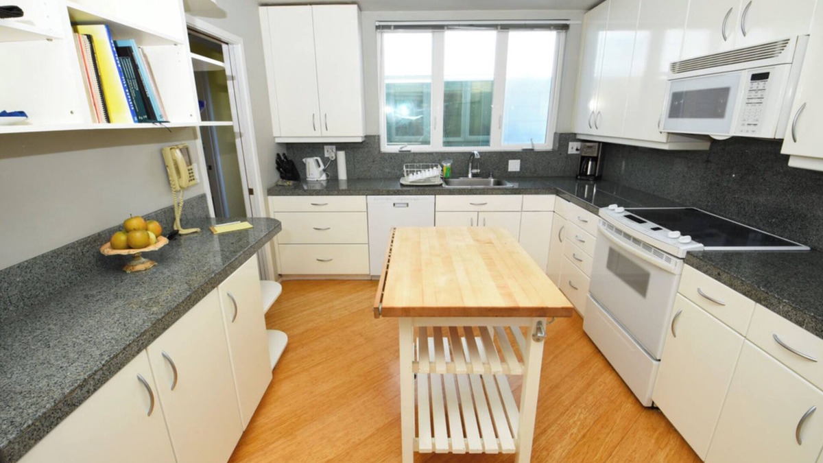 Eureka Valley Condo | Classic & Peaceful Condo, Fully Furnished 2BD/2BA Condo w/1 Car Garage Parking