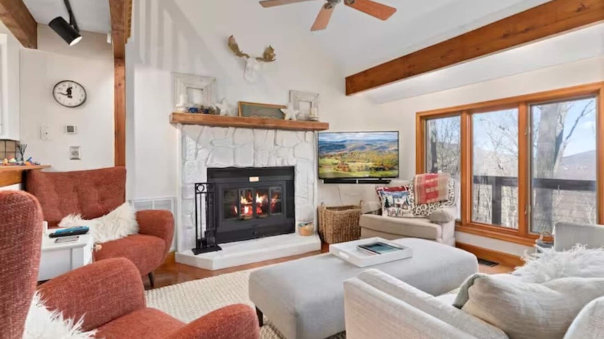 Pedlars Edge House | Classic Ski Chalet with Hot Tub, EV Charger. Views-skiing-tennis-hiking-golf!