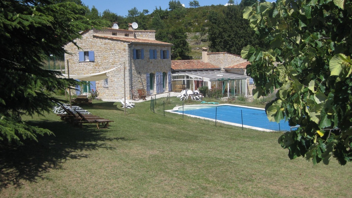 Bezaudun-les-Alpes Villa | Classic stone farmhouse with heatable pool and tennis court, sleeps 15