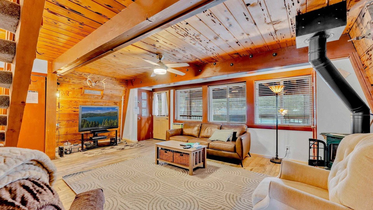 Serene Lakes House | Classic Tahoe Charm – 3 Ski Resorts Within 5 Miles