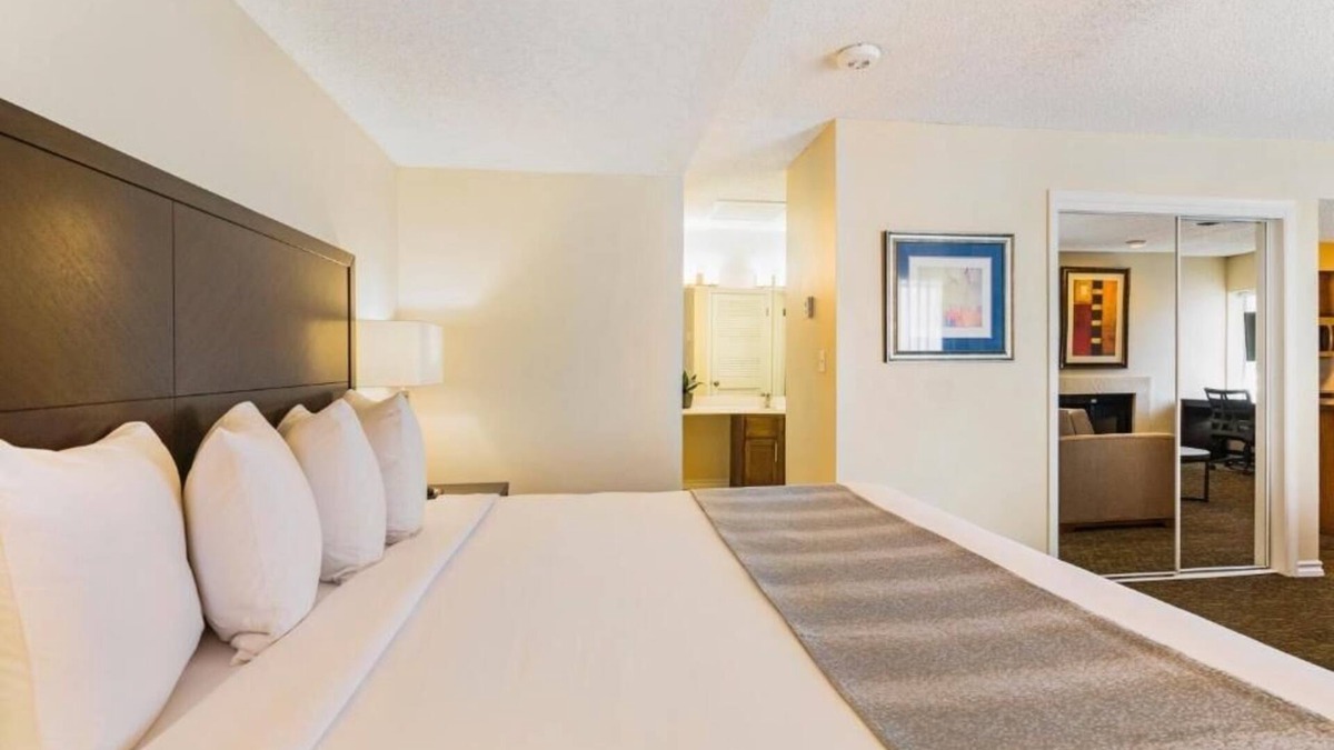 Biggs Field Hotel | Classic Unit – Full Kitchen, Outdoor Pool & Pet-Friendly