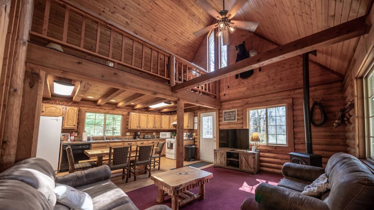Lyndon Station House | Classic Up North Log Cabin-Lazy Bear Lodge