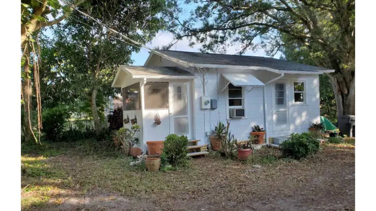 West Melbourne House | Classic Vintage Cottage near beach, shops, dining UTILITIES & INTERNET INCLUDED