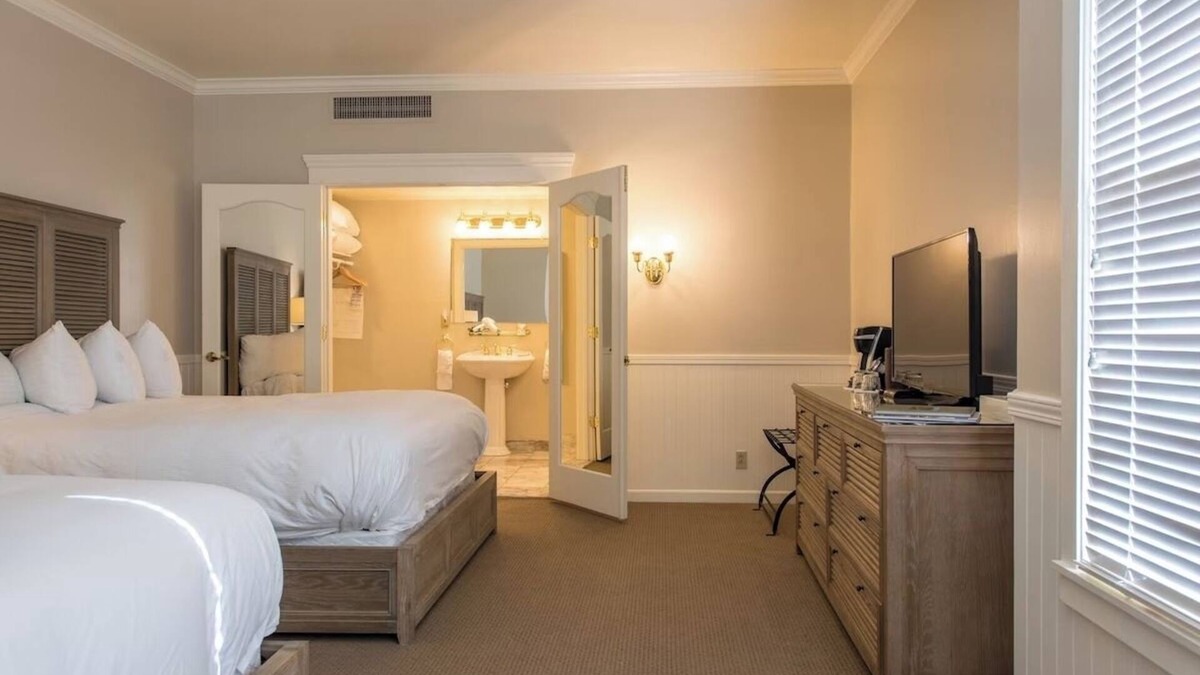 Santa Rosa Hotel | Classic Wine Country Comfort – 2 Double Queen Suite Near Parks + Tasting
