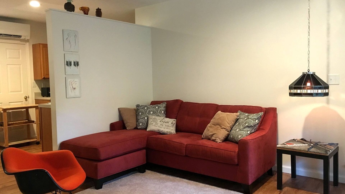 Marshall Apartment | Classy-artsy glass artist studio apartment