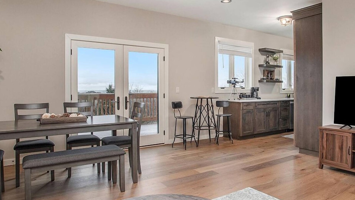 Stevensville Condo | Classy Cabin | Beaches | Grand Mere | Wineries