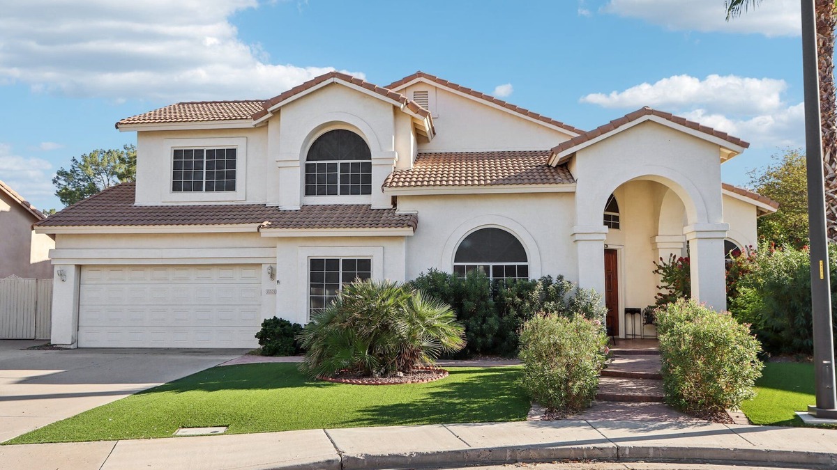 Val Vista Lakes Apartment | Classy Guest Suite With Spiral Staircase in Gorgeous Lake Community
