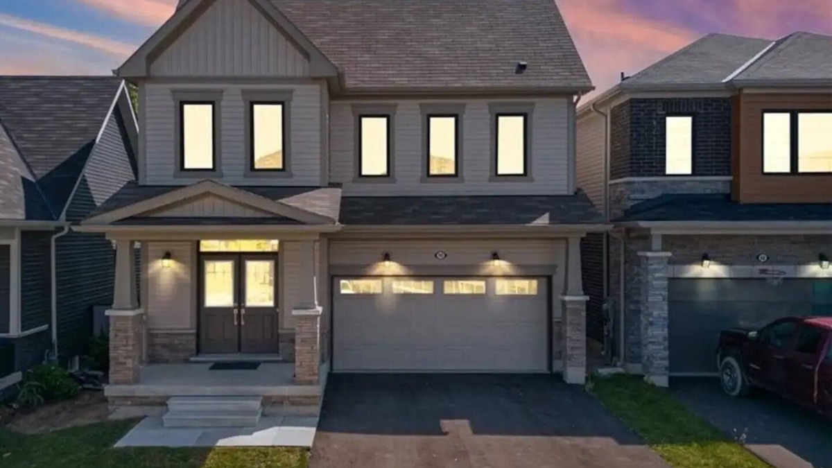 Hagersville House | Classy Home Near Beach & Airportnn