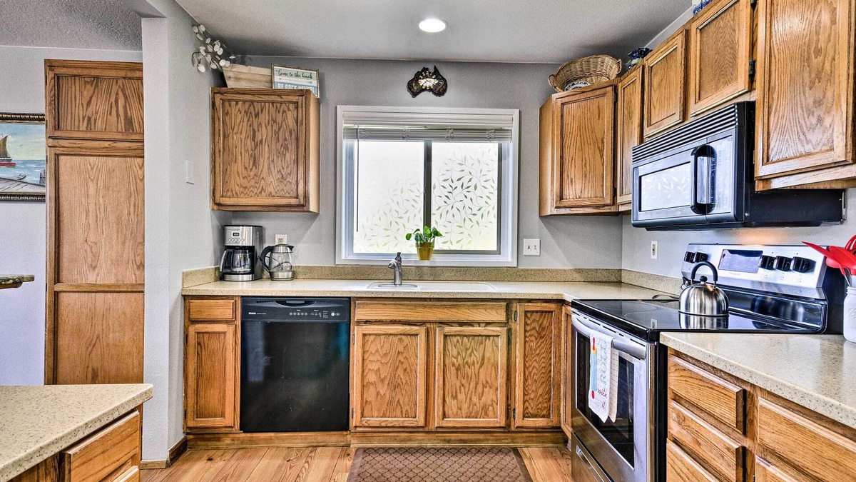 Hood River Apartment | Classy Hood River Condo with Mt. Adams Views!
