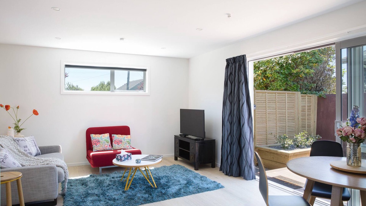 Bishopdale House | Classy Modern Unit. Walk to shops, bars & cafes. Pet-Friendly! Bus at gate.