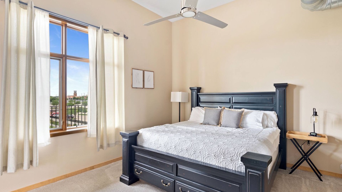 West Des Moines Apartment | Classy Safe Private Apartment w/Amenities Across f/Jordan Creek Mall w/Elevator