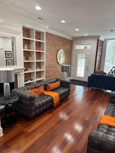 Columbia Heights House | Classy Victorian Brownstone Subway Shopping