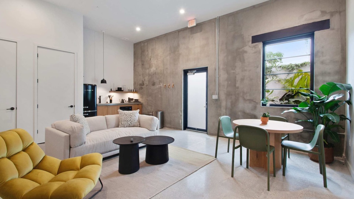 South 7th Ward Bed & Breakfast | Claudia Hotel - Unit 3 Sense of Calm and Relaxation, Walking Distance