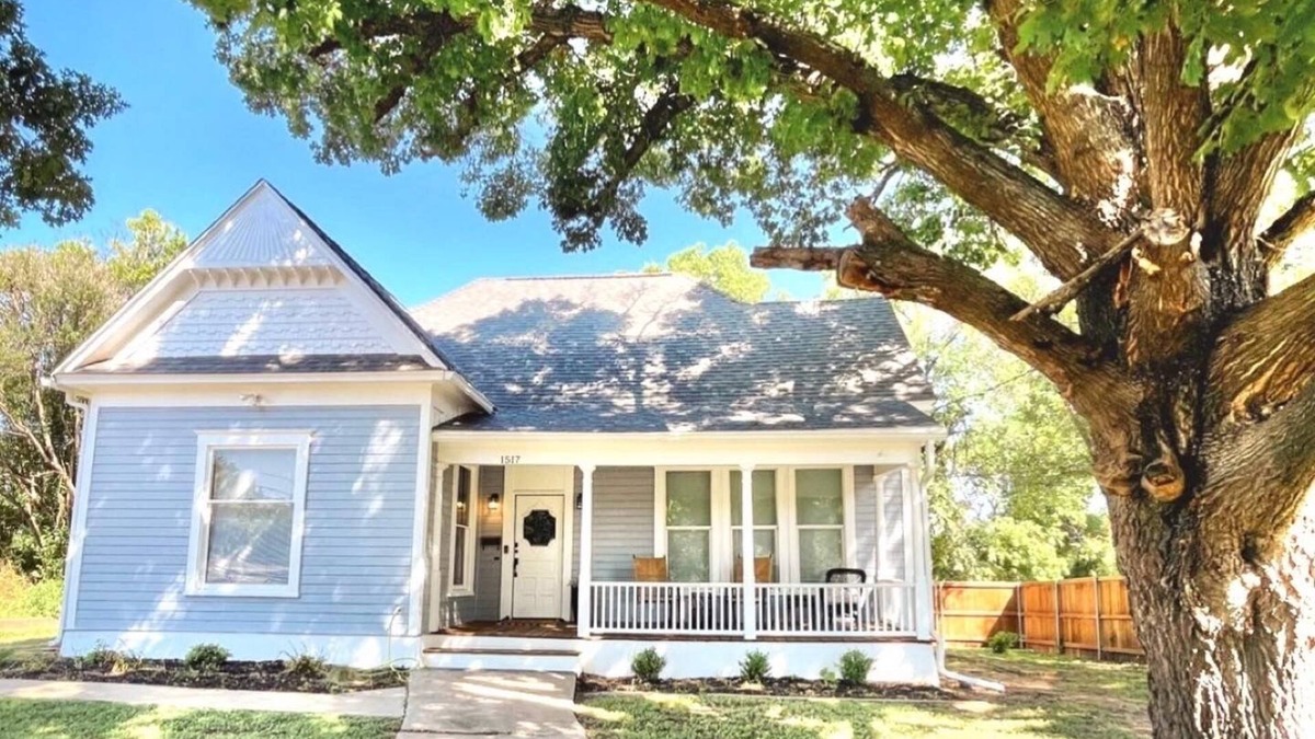 Brazos House | Clay Oak Cottage 2BR/1BTH, 6 blocks from Silos