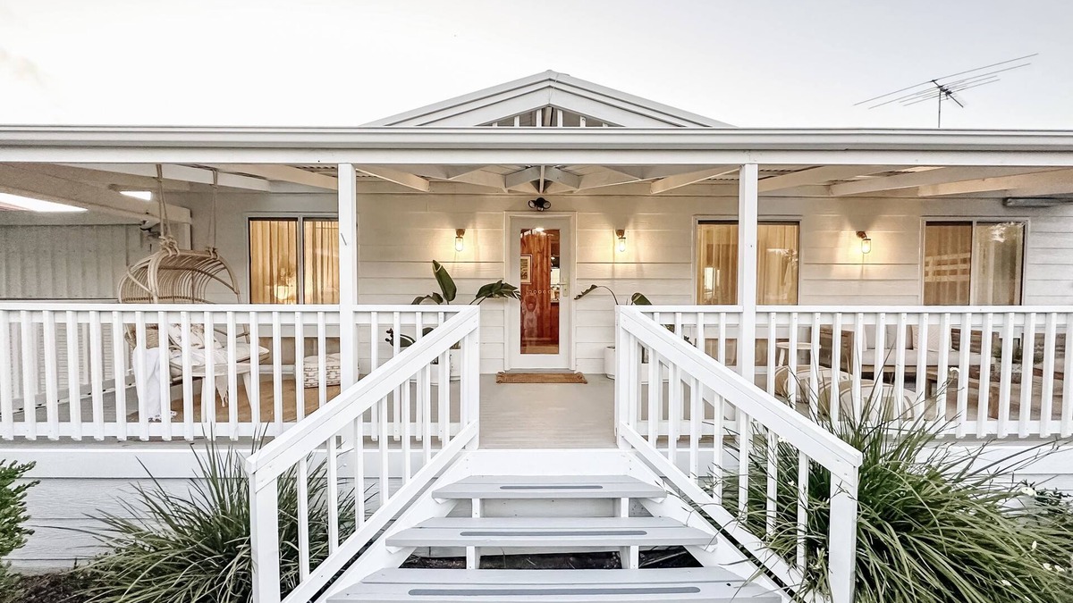 Alexandrina Cottage | Clayton Bay Cottage - Pet Friendly - 3 Bedrooms - 2 Bathrooms - Smart TV - WIFI