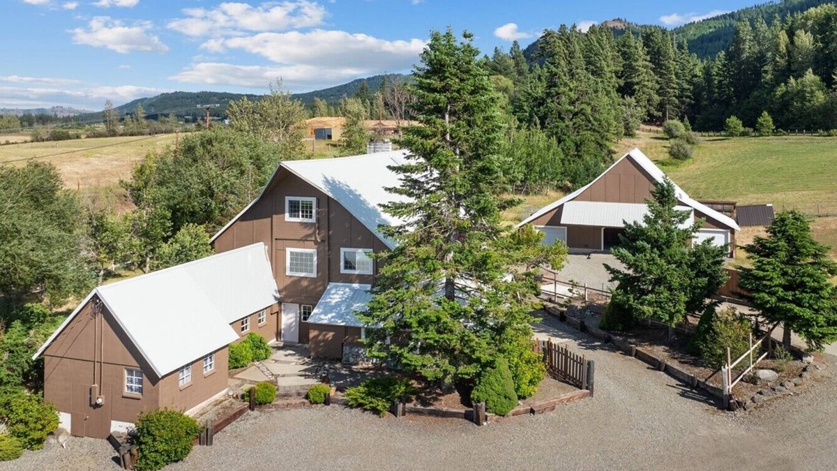 Cle Elum Other | Cle Elum Flower Farm! Updated, Spacious Farmhouse, with AC and WIFI