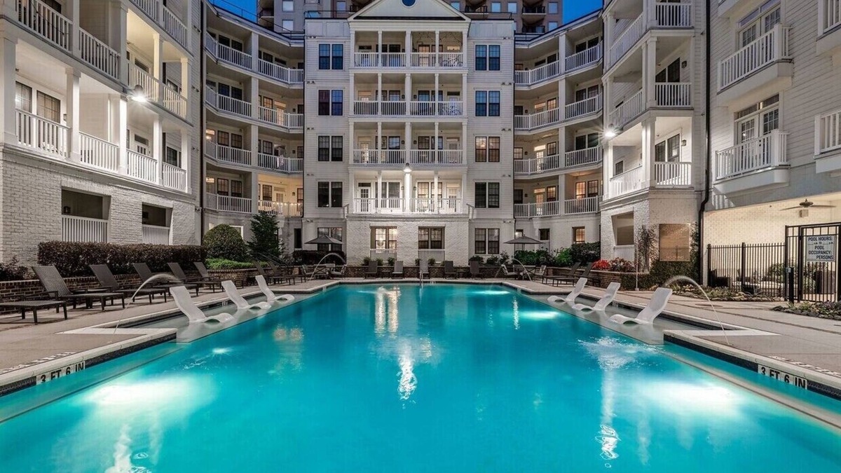 Buckhead Apartment | CLEAN 1BD ROOM APT IN BUCKHEAD, STATE FARM ARENA, LENOX w LUXURY POOL AND GYM
