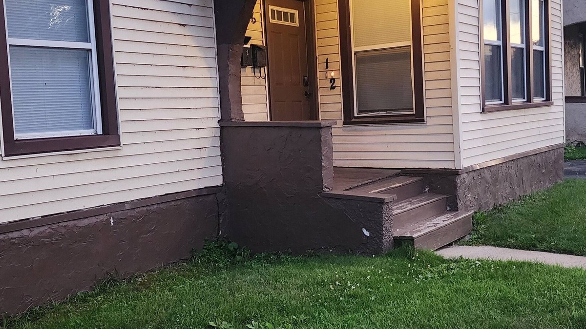 Rockford Apartment | Clean 2-bedroom apartment with WiFi, located on the northwest side of Rockford.