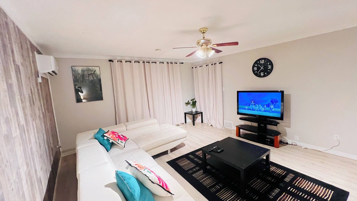 Medicine Hat House | Clean 2-bedroom house in Downtown with 1Gbps