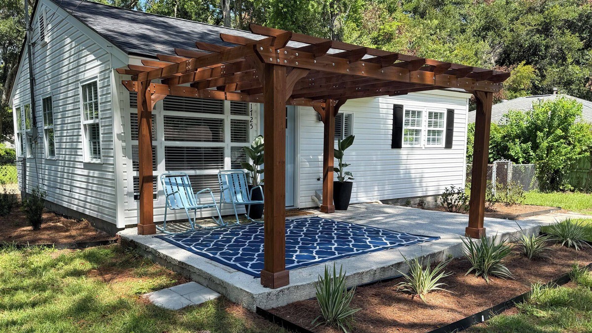 Port Royal House | Clean 2 BR - 5 minutes to PI + Beach - Coffee, Blackstone, and Pergola - NEW!